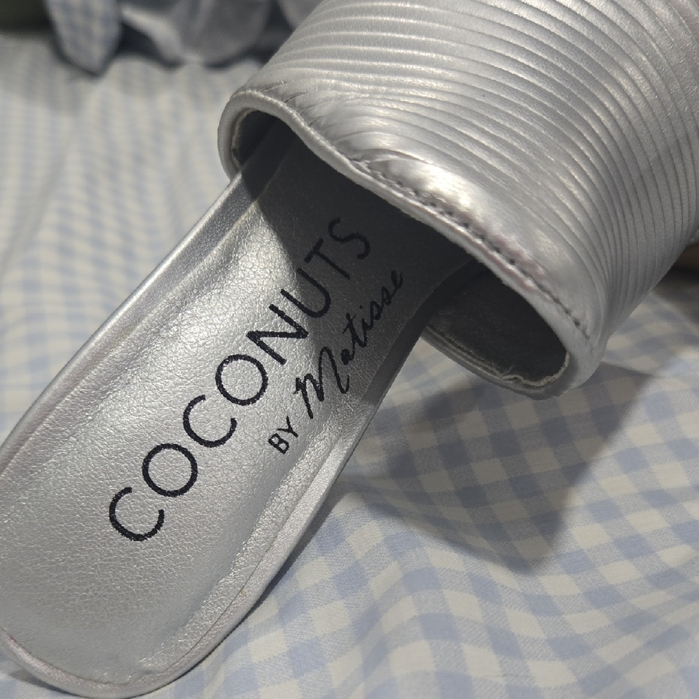 Coconuts by Matisse Metallic Silver Mules - Picture 2 of 4